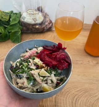 Využijte čerstvou sezónu topinamburů a zkuste jednoduchý salát z čerstvých hlíz 🌸 Stačí nastrouhat topinambury s jablkem,...