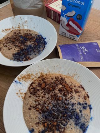 🥣 Ranní teplá kaše z topinamburové mouky (bez lepku, mléka i cukru) Snídaně, která dodá energii a zároveň je šetrná k...